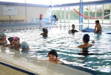 "LES CLASSES BLEUES" À LA PISCINE